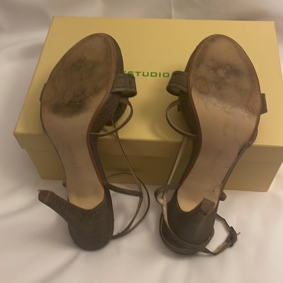 Olive green flower adorned heel size 9.5 - Picture 7 of 8